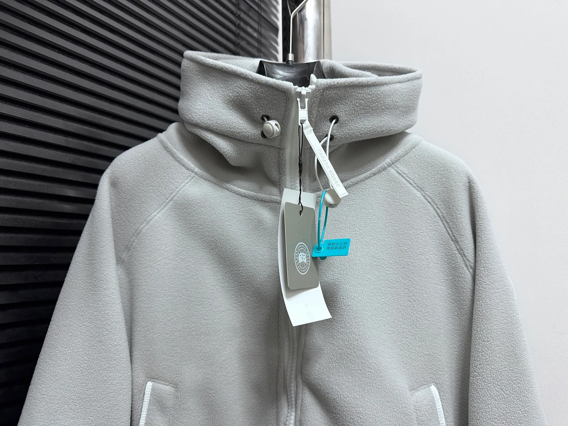 P600 [Canada Goose] Chilliwa 01 hooded wool fleece long-sleeved pilot #Canada Goose Chilliwa wool fleece pilot Canada goose Chilliwa Fce Bomber HUMANATURE, limited white label wool fleece. Light gray seems to be a color that is not available in every country. I like the white label. It is really high-end. Soft and comfortable, not heavy. Buyers who like it should hurry up😈 Size: S-XL